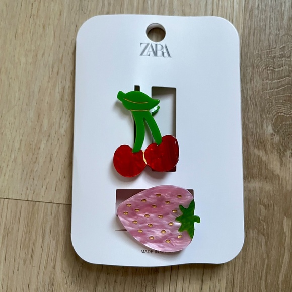 ZARA CHERRY AND STRAWBERRY HAIR CLIPS - Picture 3 of 4